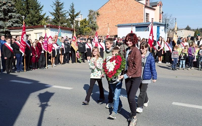 	Mieszkańcy Łowicza pod pamiątkową tablicą złożyli kwiaty i zapalili znicze dla uczczenia uczestników akcji.
