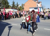 	Mieszkańcy Łowicza pod pamiątkową tablicą złożyli kwiaty i zapalili znicze dla uczczenia uczestników akcji.