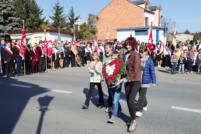 	Mieszkańcy Łowicza pod pamiątkową tablicą złożyli kwiaty i zapalili znicze dla uczczenia uczestników akcji.