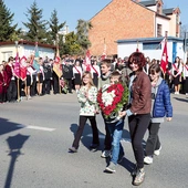 	Mieszkańcy Łowicza pod pamiątkową tablicą złożyli kwiaty i zapalili znicze dla uczczenia uczestników akcji.