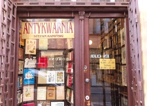 W witrynie zabytkowego lokalu wciąż wisi tablica z dawnym napisem.