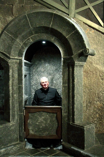 	Konfesjonał już służy penitentom. 