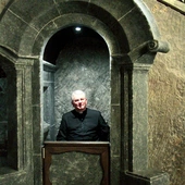 	Konfesjonał już służy penitentom. 