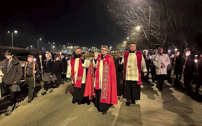 	Każdy mógł włączyć się w modlitwę i niesienie krzyża.