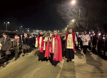 	Każdy mógł włączyć się w modlitwę i niesienie krzyża.