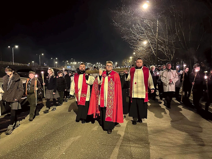 	Każdy mógł włączyć się w modlitwę i niesienie krzyża.
