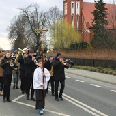 	Procesja z kościoła na stary cmentarz parafialny w Łubowicach.