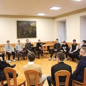 	Uczestnicy spotkania włączyli się w rytm dnia seminaryjnego, wysłuchali świadectw i wzięli udział w warsztatach apologetycznych i psychologicznych.