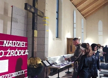 	Gabloty z pamiątkami pozostaną w nawie kościoła do Niedzieli Palmowej. 