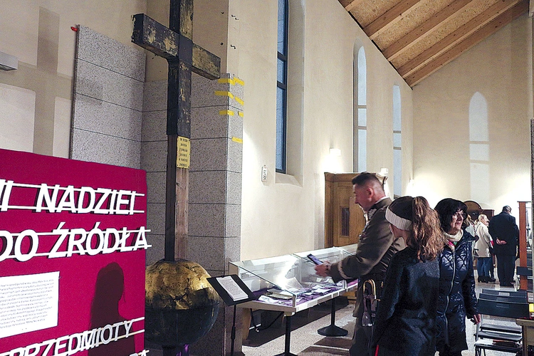	Gabloty z pamiątkami pozostaną w nawie kościoła do Niedzieli Palmowej. 