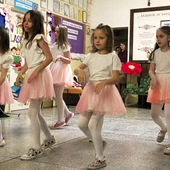 	Wydarzenie otworzył taneczny występ małych uczennic.
