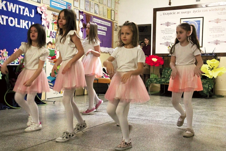 	Wydarzenie otworzył taneczny występ małych uczennic.
