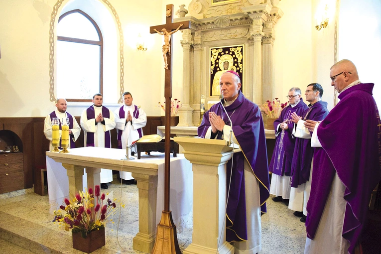 	Mszę Świętą celebrował bp M. Solarczyk.