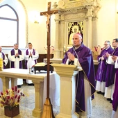 	Mszę Świętą celebrował bp M. Solarczyk.