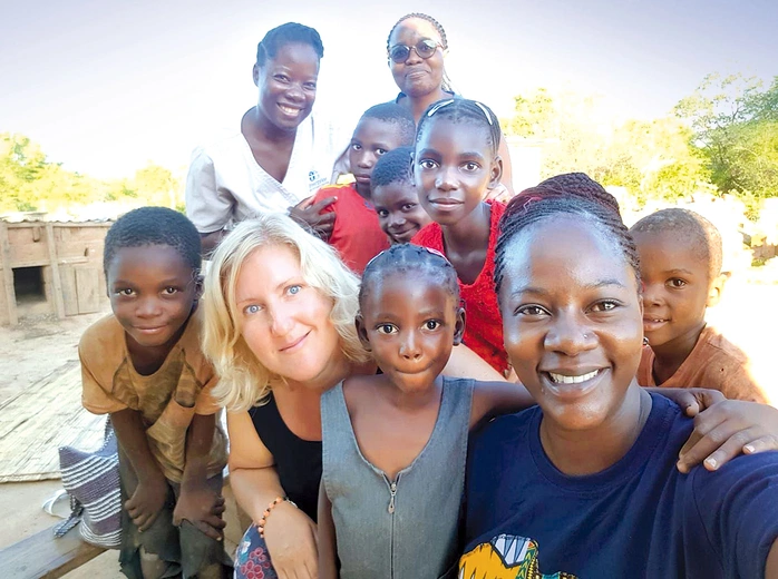 	Misjonarka Małgorzata Strzelecka wśród swoich podopiecznych w Zambii.