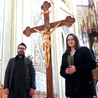 	Jagoda Wojciechowska i ks. Adrian Jakubiak zapraszają młodzież do wspólnego działania.