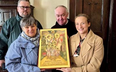 	Państwo Zimochowie (po lewej), Elżbieta Ziemniczak oraz brat Mikołaj – bonifrater.