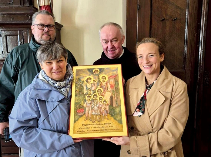 	Państwo Zimochowie (po lewej), Elżbieta Ziemniczak oraz brat Mikołaj – bonifrater.