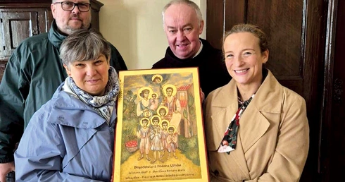 	Państwo Zimochowie (po lewej), Elżbieta Ziemniczak oraz brat Mikołaj – bonifrater.
