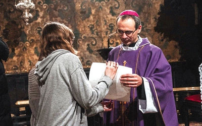 	Złożenie na ręce biskupa przez młodzież aktów zawierzenia Matce Bożej.