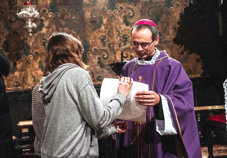 	Złożenie na ręce biskupa przez młodzież aktów zawierzenia Matce Bożej.