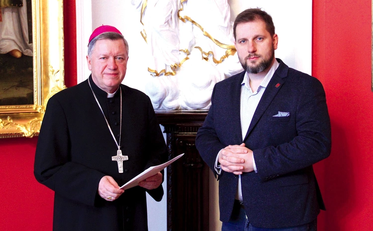 	Podczas odbierania dekretu.