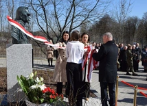 Bp Solarczyk uczestniczył w odsłonięciu pomnika marszałka Piłsudskiego