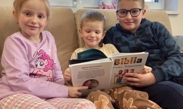 Wspólne czytanie Biblii  pomaga dzieciom zrozumieć tajemnicę Wielkanocy 