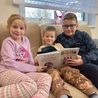 Wspólne czytanie Biblii  pomaga dzieciom zrozumieć tajemnicę Wielkanocy 