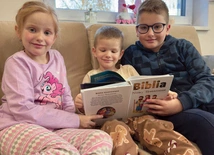 Wspólne czytanie Biblii  pomaga dzieciom zrozumieć tajemnicę Wielkanocy 