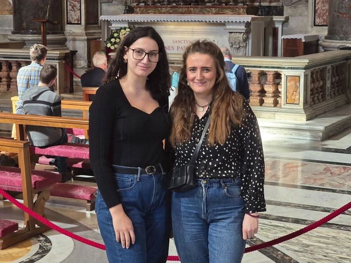 Siostry z Polski  Amelia: Przyjechałam tu z młodszą siostrą. Jestem już po studiach, a Ania jeszcze się uczy. Lubimy odwiedzać miejsca najważniejsze dla Polaków. Dlatego jesteśmy w Watykanie. Jestem tu już drugi raz i mam nadzieję, że nie ostatni, bo od grobu papieża Polaka zawsze odchodzę przemieniona. Anna: Ja jestem w tym miejscu po raz pierwszy. To dla mnie istotna pielgrzymka. Przyniosłam do Ojca Świętego bardzo ważne intencje osobiste. Do tego wyjazdu przygotowywałam się wcześniej, czytając dużo o pa…