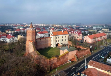 Ceglane mury dawniej otaczała fosa zasilana wodami Bzury. Dziś zamek stoi w miejskim parku