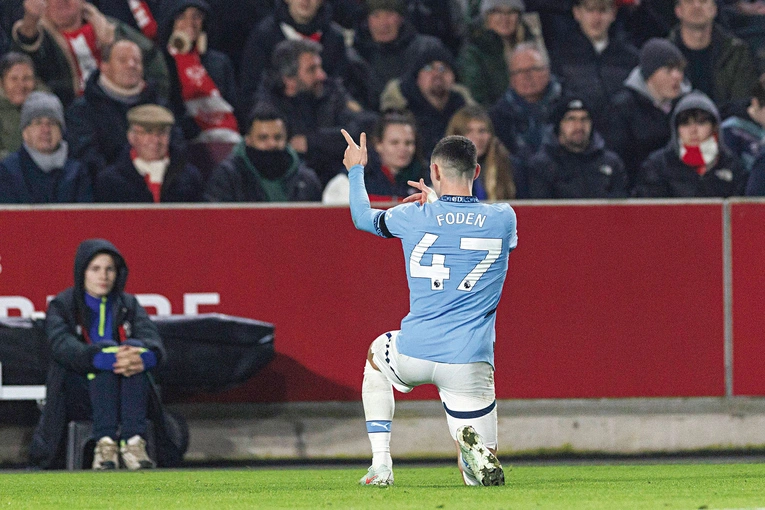 Phil Foden w klubie występuje z numerem 47.  To na cześć jego dziadka Ronniego, który zmarł  w wieku 47 lat