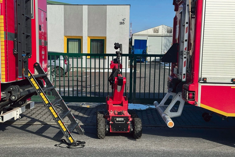 Do sprawdzenia tajemniczych fragmentów służby użyły specjalnego robota. Znaleziska były jednak niegroźnymi zbiornikami na hel
