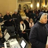 Módlmy się za tych, którzy nie potrafią. Pan Bóg działa, wyzwala, uzdrawia też dziś