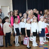 W Radomiu zgłosiło się 140 osób. Na początku wspólnie odśpiewano hymn państwowy.