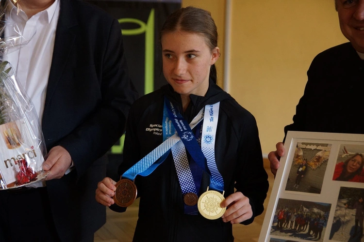 Wiktoria z medalami. Sukcesy wychowanki Ośrodka Caritas Archidiecezji Wrocławskiej w Dobroszycach