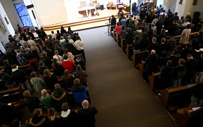 Kaplica seminaryjna wypełniona młodzieżą