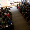 Kaplica seminaryjna wypełniona młodzieżą
