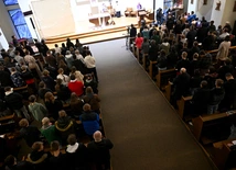 Kaplica seminaryjna wypełniona młodzieżą