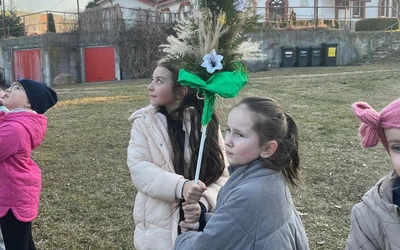 Kolorowa tradycja w małych rękach