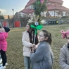 Kolorowa tradycja w małych rękach
