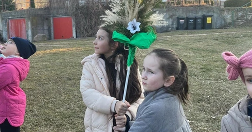 Kolorowa tradycja w małych rękach