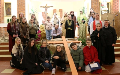 Przybliżyli wiernym wydarzenia, jakie dokonały się na drodze krzyżowej.