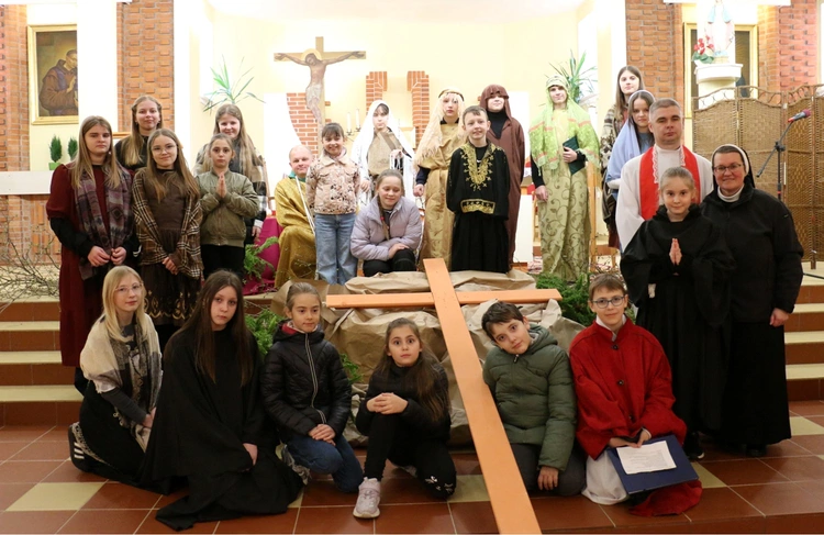 Przybliżyli wiernym wydarzenia, jakie dokonały się na drodze krzyżowej.