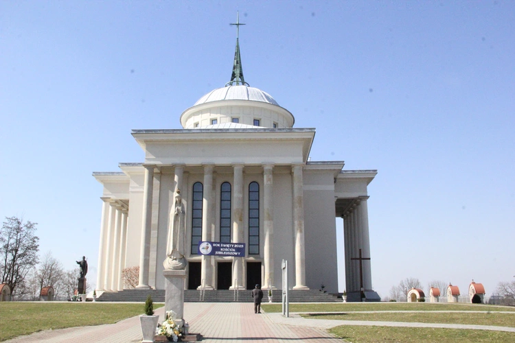 Dąbrowa Tarnowska. Pielgrzymka jubileuszowa kapłanów, sióstr i ich rodzin