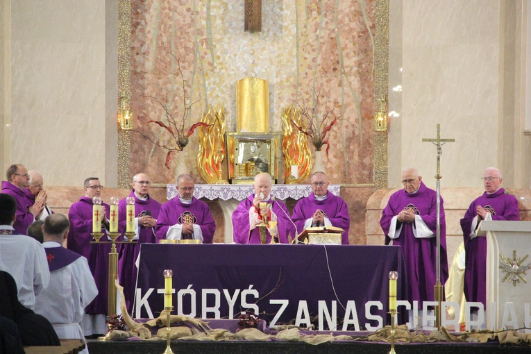 Dąbrowa Tarnowska. Pielgrzymka jubileuszowa kapłanów, sióstr i ich rodzin