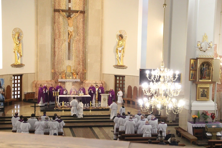 Dąbrowa Tarnowska. Pielgrzymka jubileuszowa kapłanów, sióstr i ich rodzin