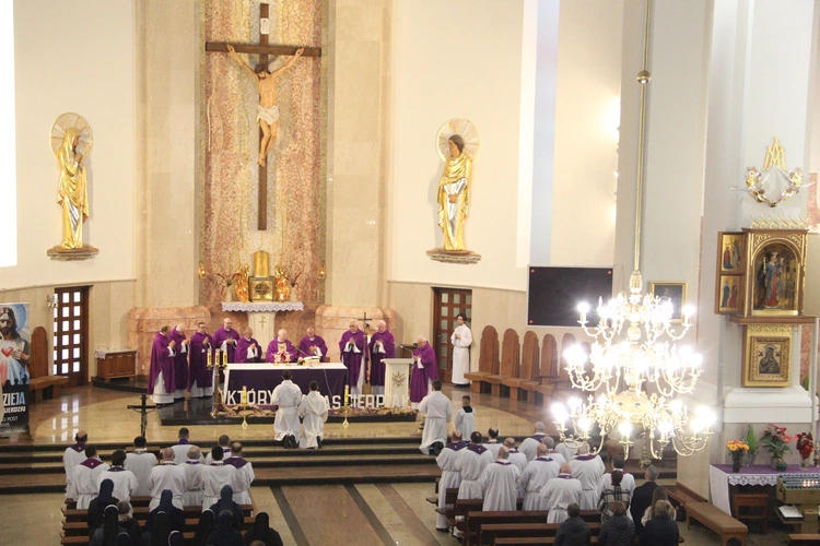 Dąbrowa Tarnowska. Pielgrzymka jubileuszowa kapłanów, sióstr i ich rodzin