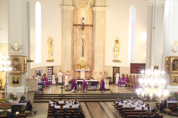 Dąbrowa Tarnowska. Pielgrzymka jubileuszowa kapłanów, sióstr i ich rodzin
